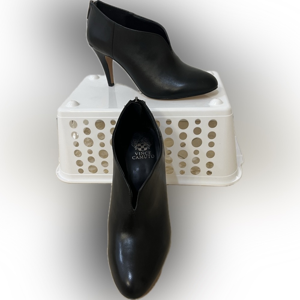 NWOT Vince Camuto Black Leather heel bootie